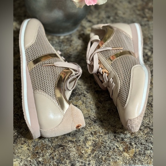 NEW Michael Kors sneakers. Size 9.5. Blush pink with rose gold accent-no box - Picture 12 of 15